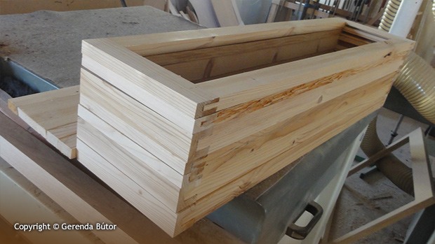 Fa elemek méretre szabása, pácolása