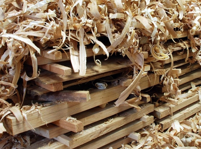 Harmóniában egy kupac fa, a sok forgácssal. Asztalos műhely