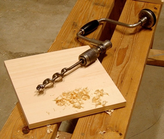 Egy klasszikus kézi fúró. Asztalos műhely