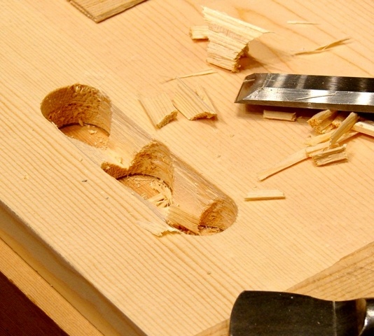 A véső a fafaragás nélkülözhetetlen eszköze. Asztalos műhely