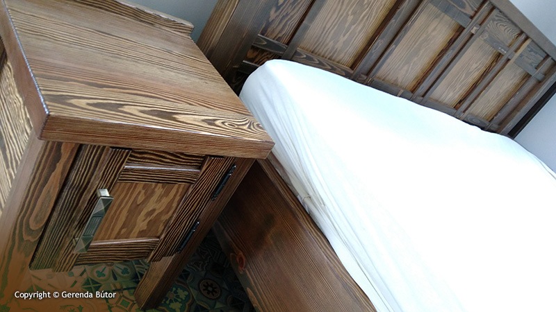 Gerenda ágy és éjjeliszekrény Gerenda ágy és éjjeliszekrény