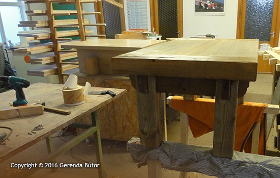 Babiána gerenda dohányzó asztal pácolása. Asztalos műhely