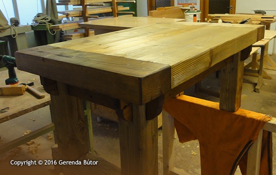 Babiána dohányzó asztal. Asztalos műhely