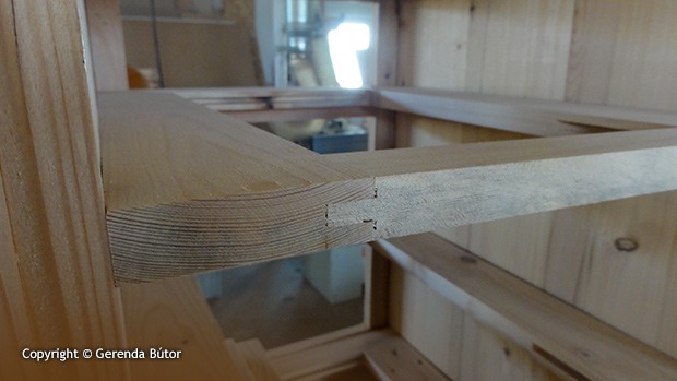 Éjjeliszekrény belseje