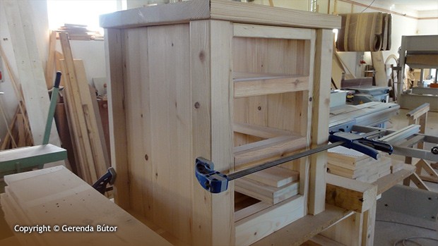 Így készül a Madléna éjjeliszekrény