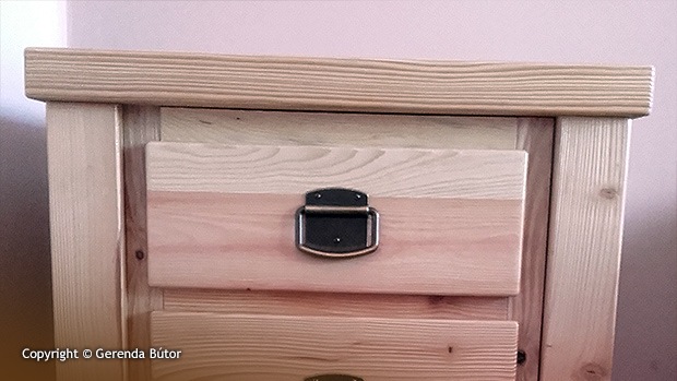 Éjjeliszekrény fiók